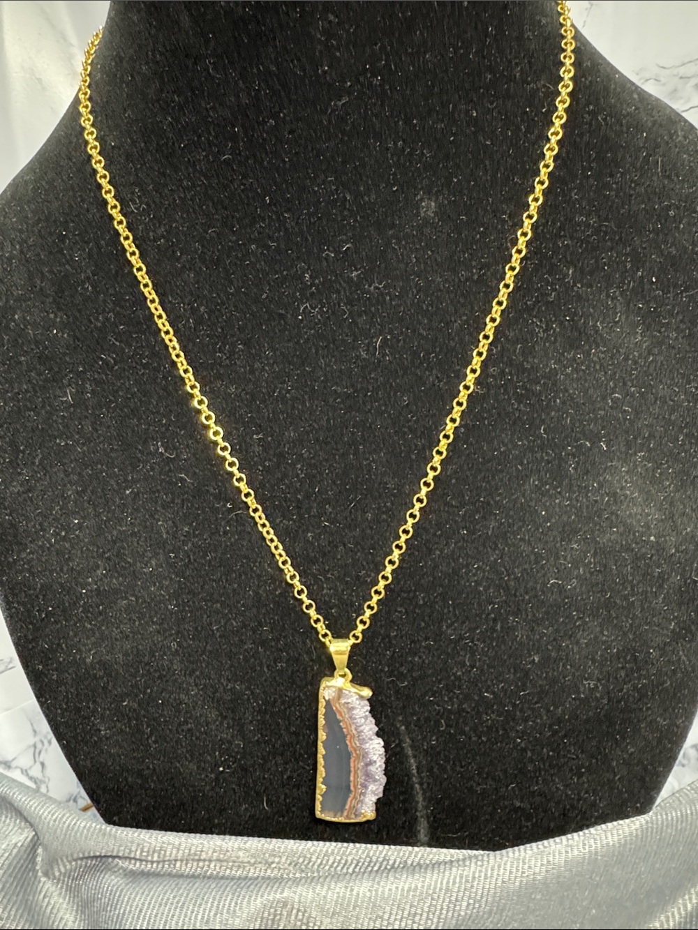 VTG Unknown Gold-Tone Agate Slice Pendant Necklace with Gray and Purple Druzy